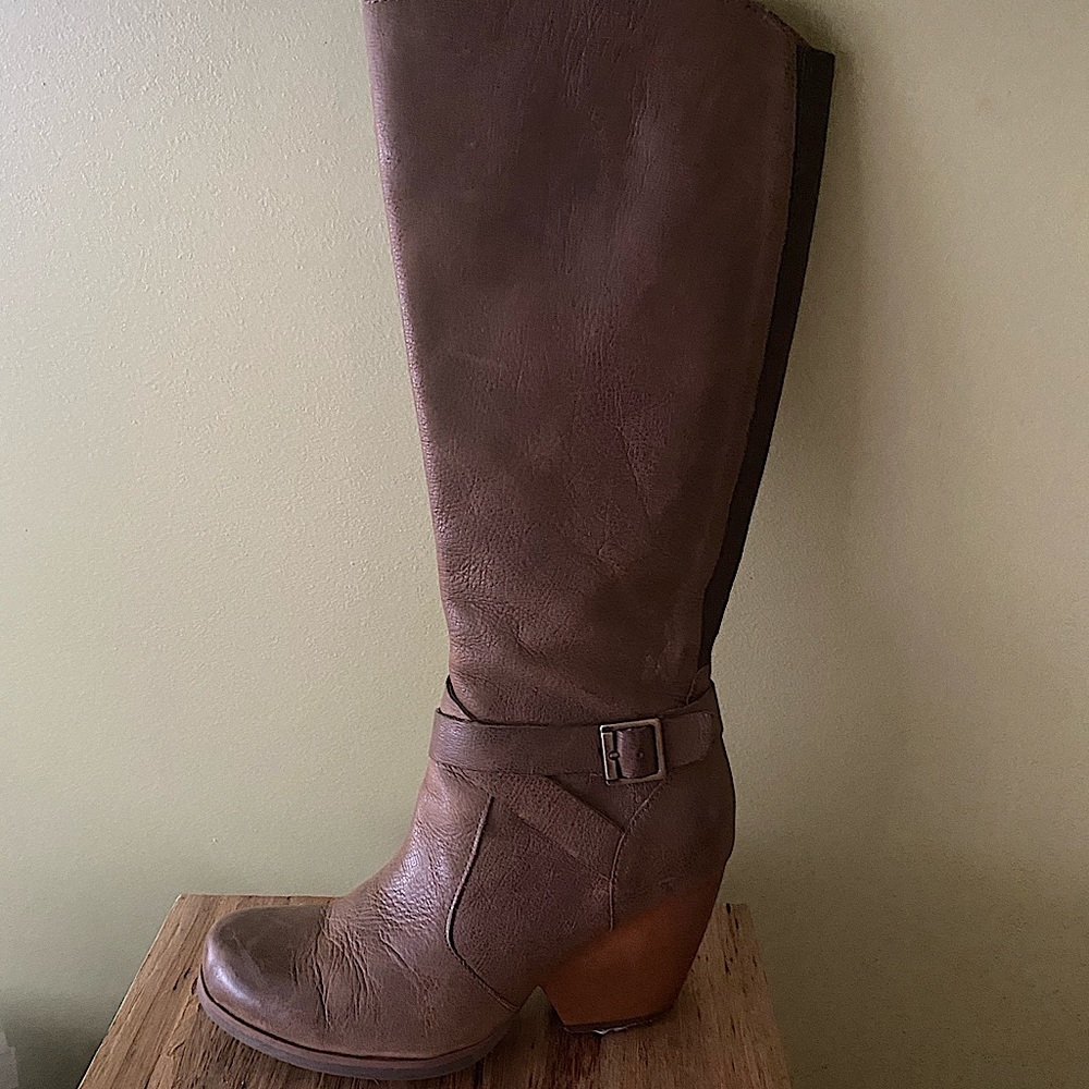 Gently Worn Tan  Korks Knee Boots